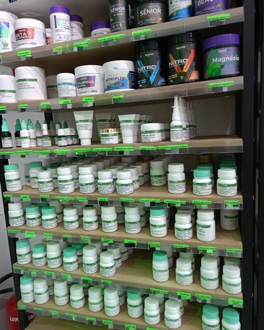 Prateleira com fórmulas e suplementos da Lupharma